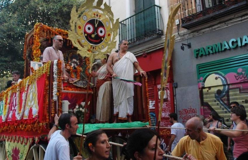 Ratha Yatra 2016, Madrid, 3 de septiembre. Procesin a su paso por el barrio de Malasaa. Cortesa de la Asociacin para la Conciencia de Krishna Madrid.